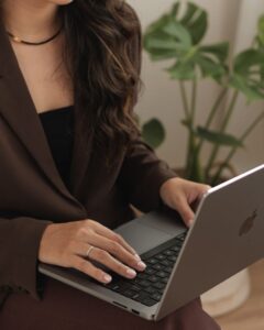 Maneesha, the best freelance digital marketer in Kannur, working on SEO strategy and digital marketing campaigns on a laptop.